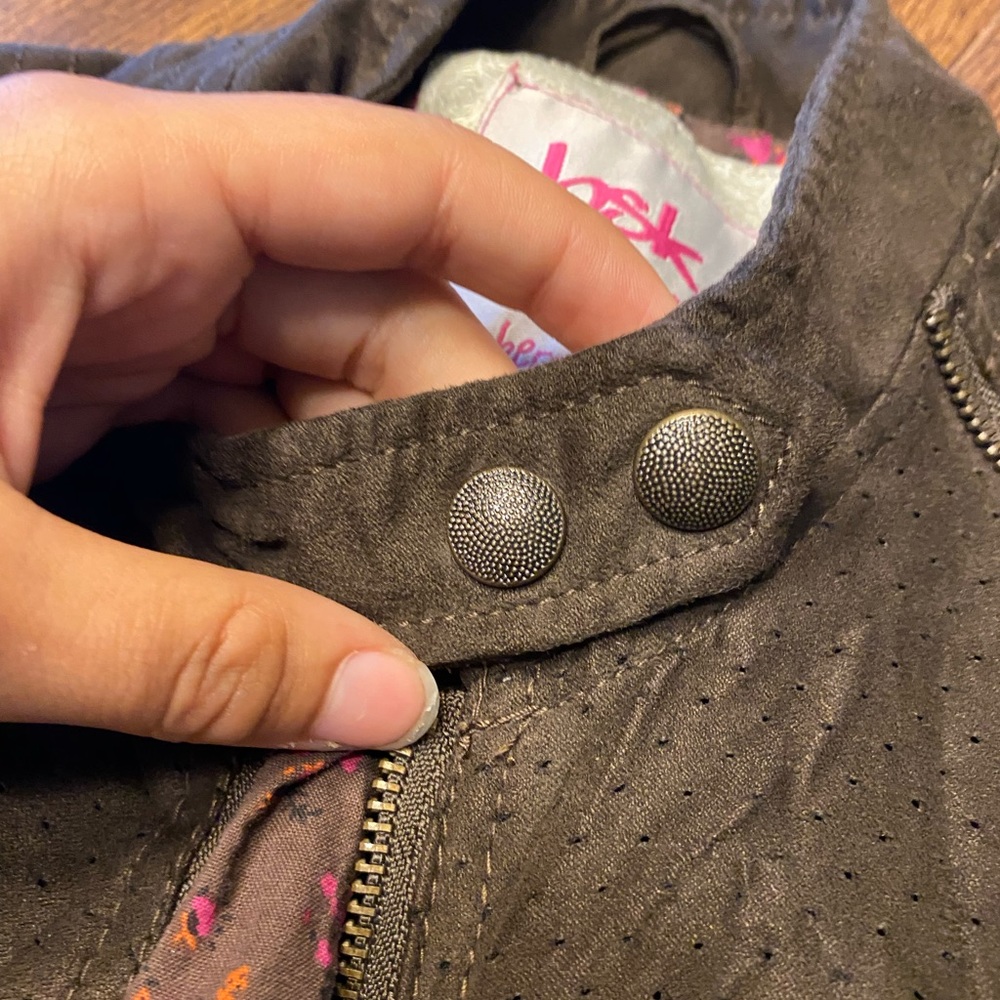 Cute zipper jacket woth floral inside! - Picture 6 of 9